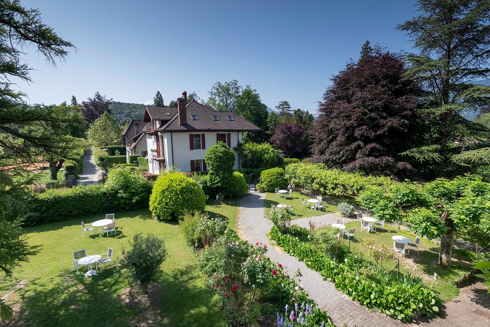 Vue du jardin de l'hôtel Beau Séjour - lac d'Annecy