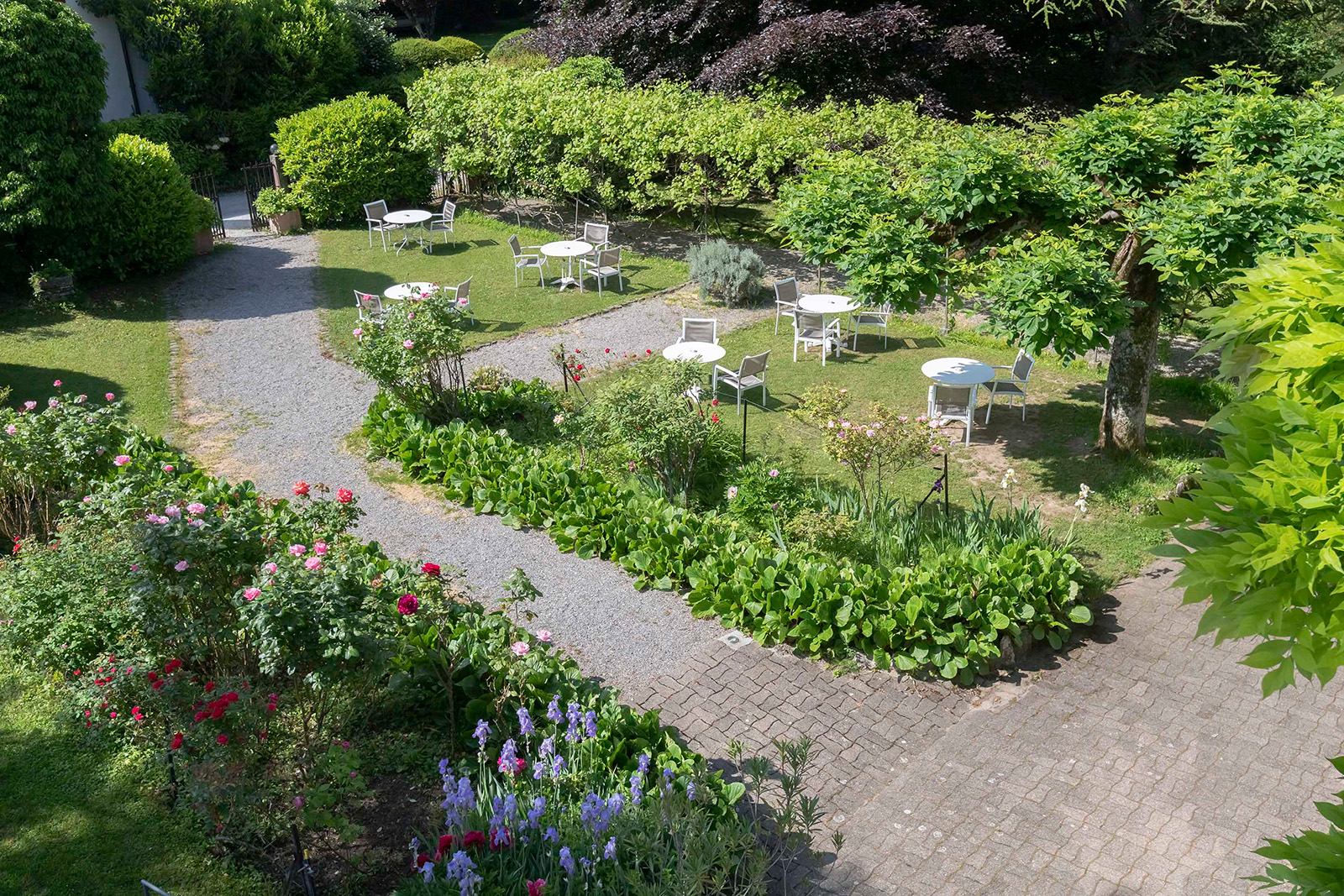 Vue du jardin de l'hôtel Beau Séjour - lac d'Annecy