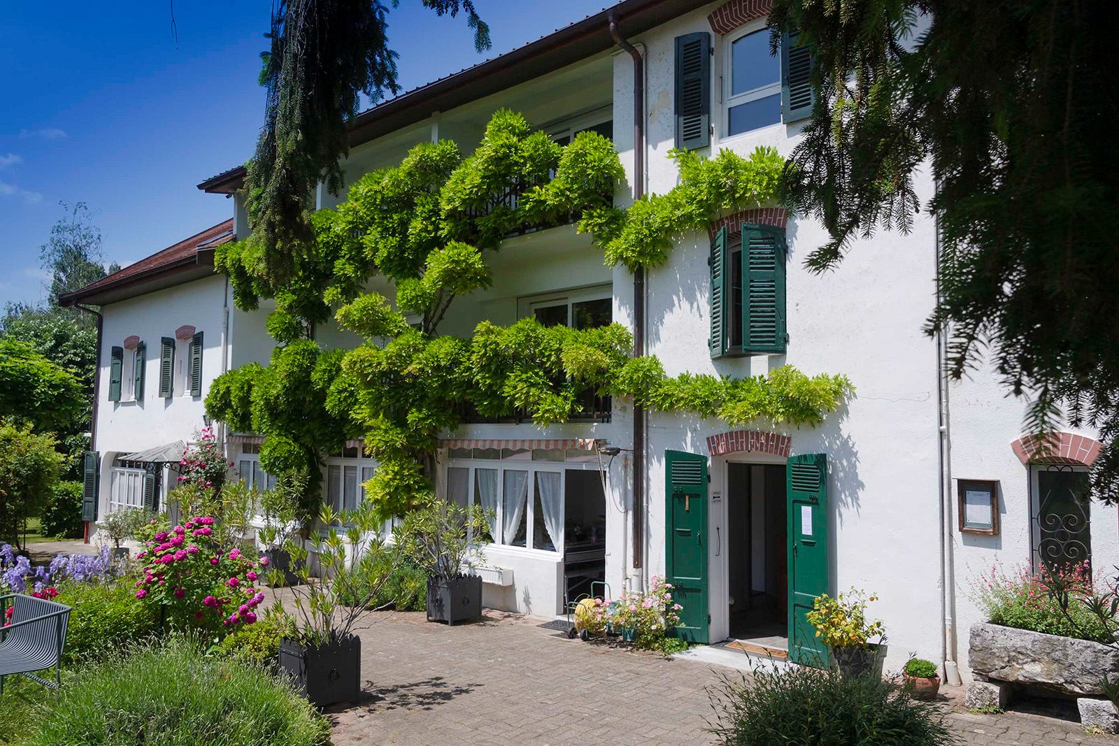 Façade de l'hôtel Beau Séjour depuis le jardin - lac d'Annecy